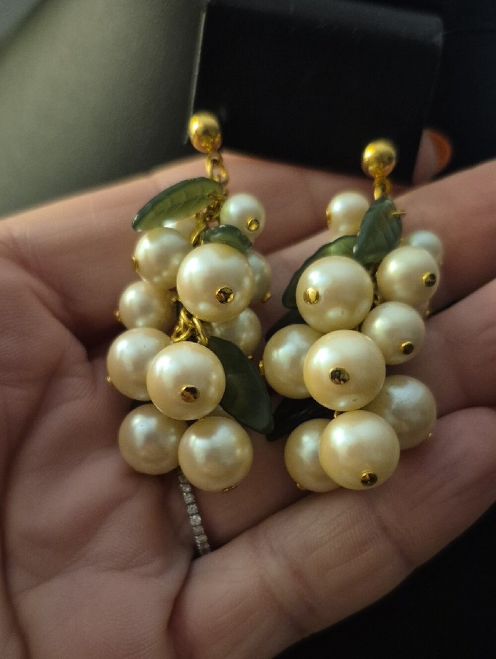 Avon Retro Kandy Vintage 1992  Pearlesque Dangle Earrings Grapes - Picture 2 of 4